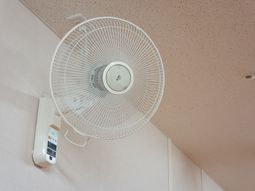 壁掛け扇風機とリモコン
