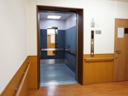 開いたエレベーターの扉