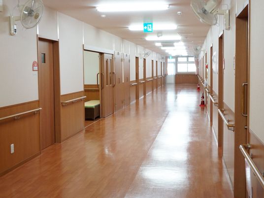 清潔感のある明るい廊下