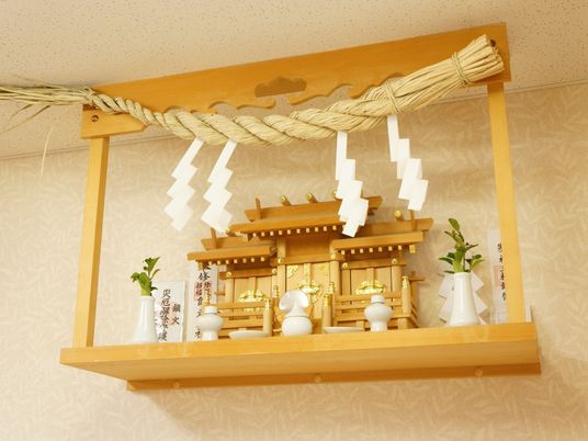 神棚を備えた和室の一角