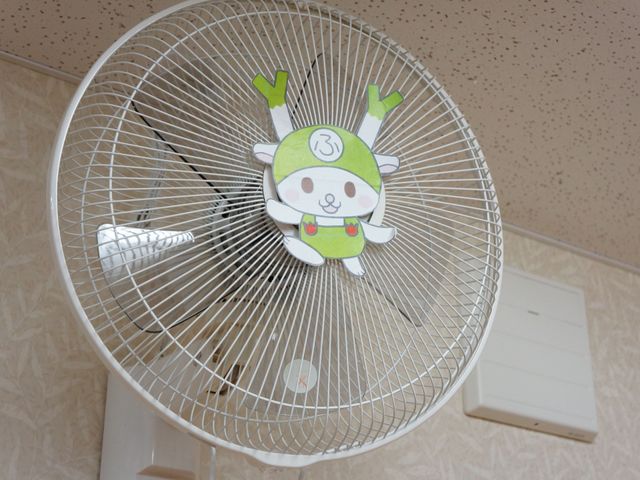 キャラクター装飾の扇風機 扇風機 涼やかな風が流れる清潔感ある空間です。ここでは訪れる方々にリラックスした時を提供しています。