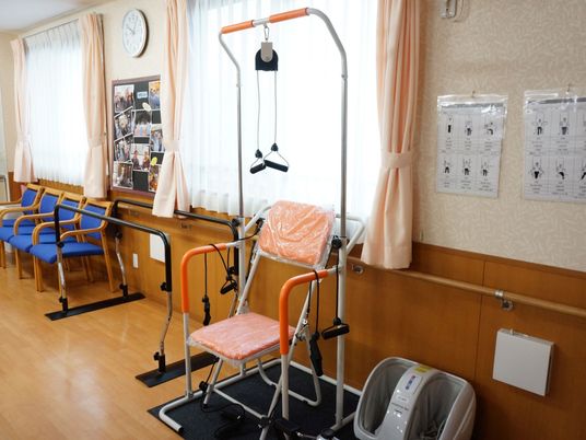 リハビリ機器といす並ぶ空間