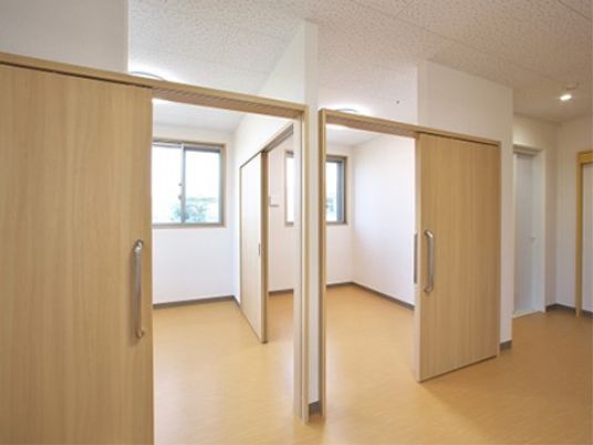 明るい廊下と部屋のドア