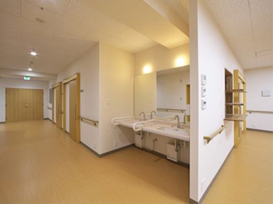 広々とした明るい廊下