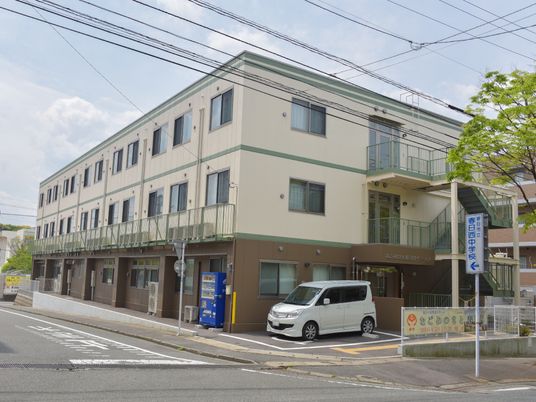 明るい外観の建物エントランス