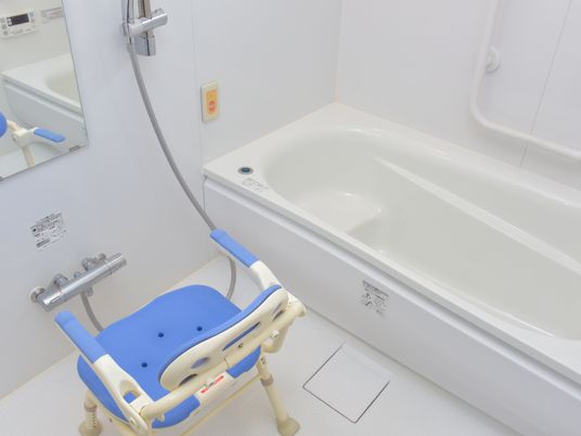 バリアフリー設計の浴室