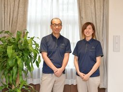 スタッフ二人立つ室内