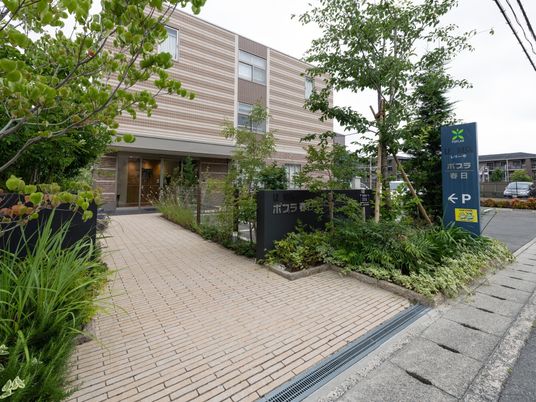 緑あふれる施設エントランス