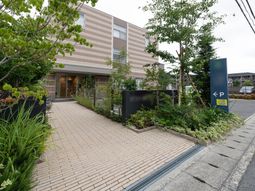 緑豊かな施設エントランス