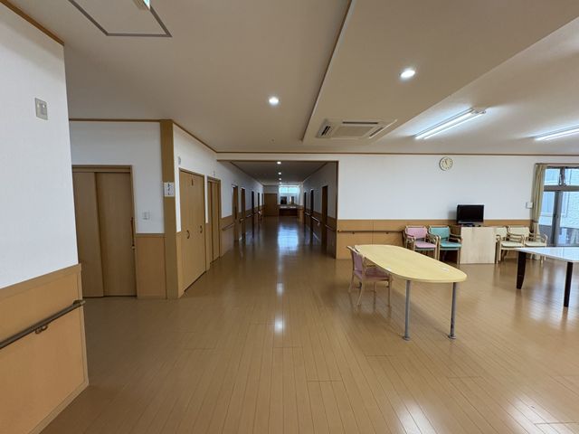 広々とした廊下 廊下 広々とした廊下は、自然光が差し込み、明るく開放感があります。車椅子でも移動しやすい設計です。