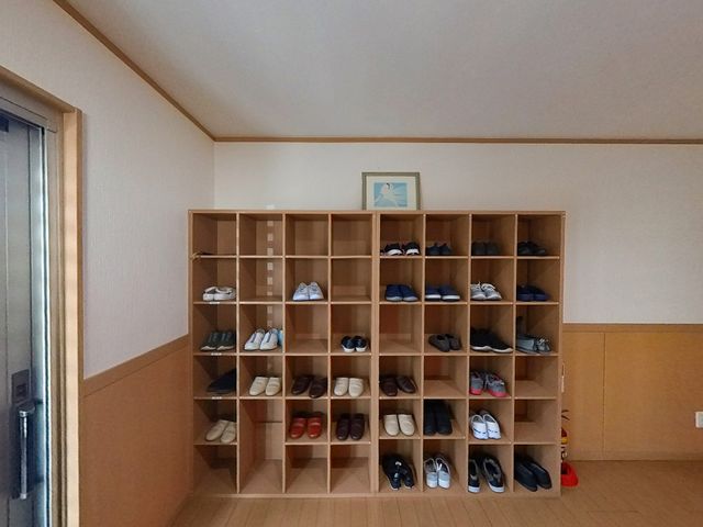 靴箱と棚のエントランス エントランス 広々としたエントランスでは、靴の収納が整然としており、落ち着いた雰囲気です。
