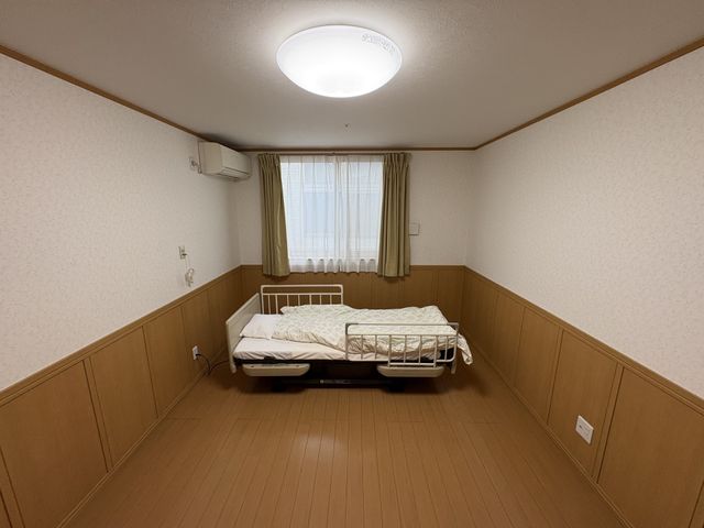 窓付きの明るい居室 居室 自然光が差し込む、一人用の落ち着いた空間です。シンプルで機能的なベッドが備わっています。