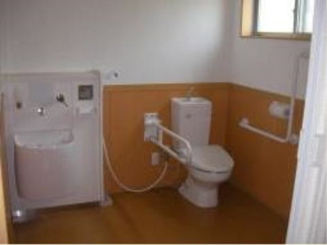 バリアフリートイレ設備 トイレ 手すり付きの快適なトイレ空間です。身体の不自由な方も安心してご利用いただける設計になっています。