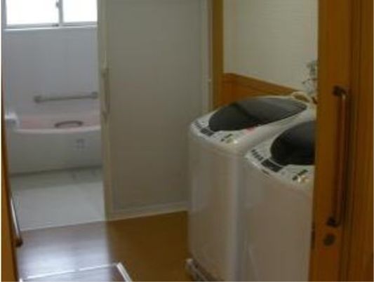 洗濯機と浴室の一角