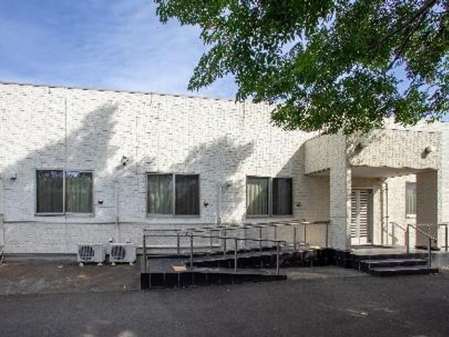 モダンな施設のエントランス 外観 手すりがついたスタイリッシュな入口は、どなたでも安心してお使いいただける設計になっています。