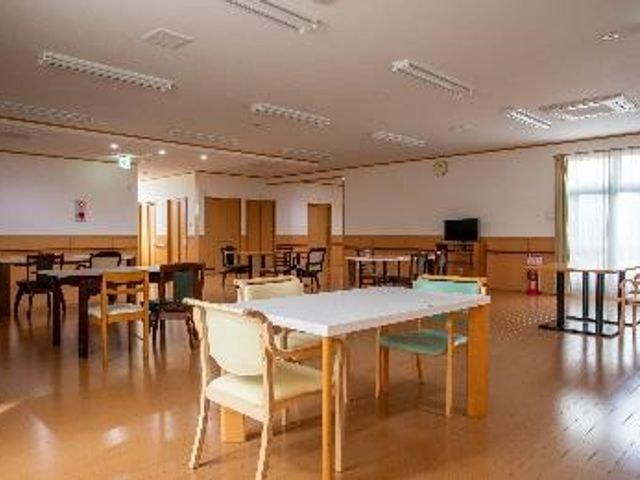 広々とした共有スペース 食堂 清潔感のあふれる空間で、共同の食事や憩いの時間を提供しています。機能的な設計で動線も考慮されたスペースです。