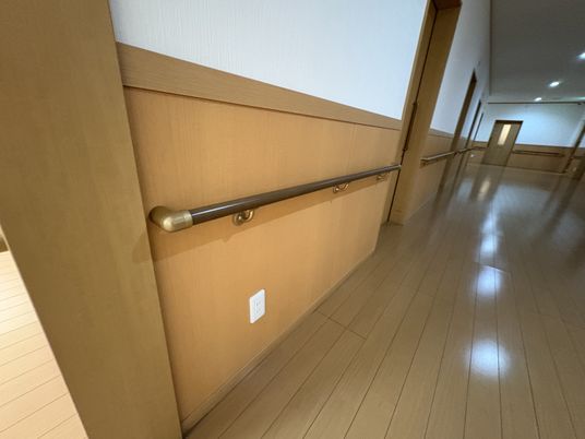 安全な手すり付きの通路