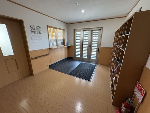 明るい靴棚のある玄関