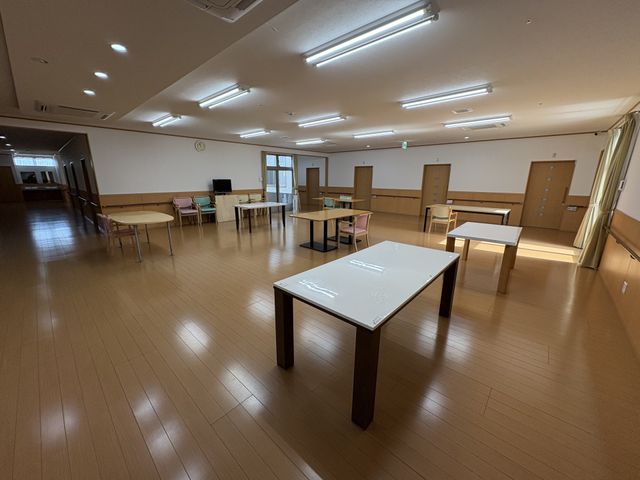 明るいスペースの中 ラウンジ 広々としたラウンジは、自然光が差し込み、快適な休憩ができます。リラックスした時間を過ごせます。