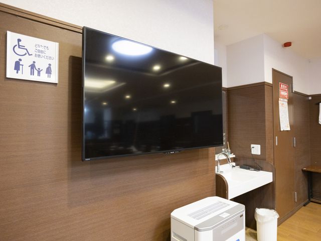 テレビ近くのスペース テレビ   見やすい高さに設置されたテレビがあり、利用者様がリラックスできる工夫がされています。
