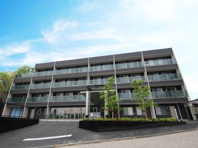 新築そうの施設外観 外観 清潔感のある新しい建物の入り口には、親しみやすい植栽が配されています。職員としての新たなスタートにふさわしい場所です。