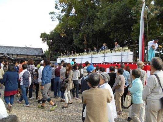 屋外で集会している人々