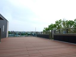 広々した屋外デッキの様子
