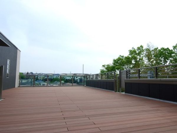 広々した屋外デッキの様子
