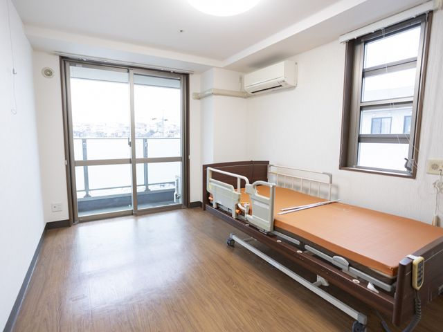 窓のある居室 居室 広々とした居室には、大きな窓から自然光が差し込み、快適な空間を提供します。リラックスできる環境です。