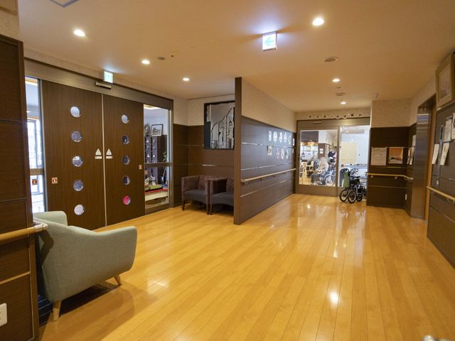 車椅子と広い廊下 廊下 幅広い廊下は、車椅子の移動も容易です。落ち着いた照明で、安心して過ごせる空間です。