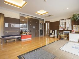 自然光の差し込むエントランス