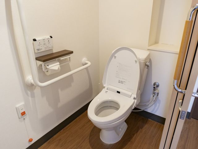手すり付きのトイレ トイレ 手すりが設置された使いやすいスペースです。安全に配慮された環境で安心して利用できます。