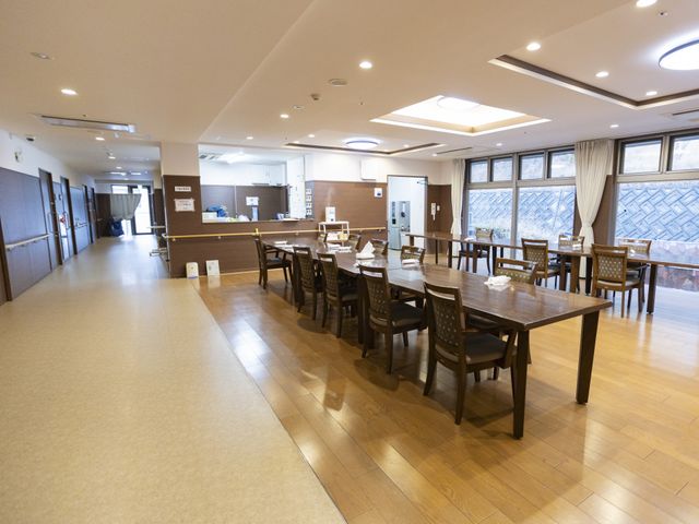 広々とした食堂 食堂 自然光が差し込む広々とした食堂で、ゆったりとした食事時間を楽しめます。