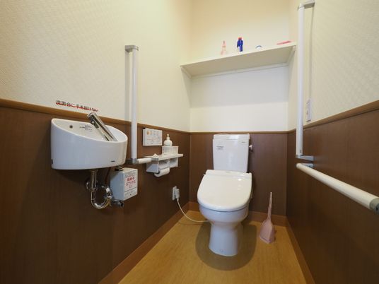 バリアフリー設計のトイレ