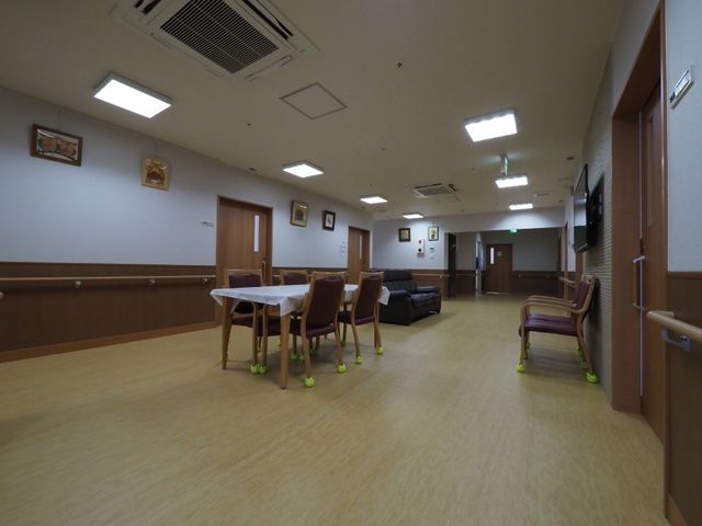 共有スペースの居室内観 広々としたリビングルーム ゆったりとした空間のラウンジでは、共有のテレビを見ながらくつろぐことができ、居心地の良い時間を過ごせます。各種イベントも開催可能な多機能な空間です。