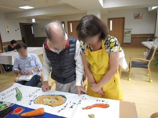 創作活動をする人々