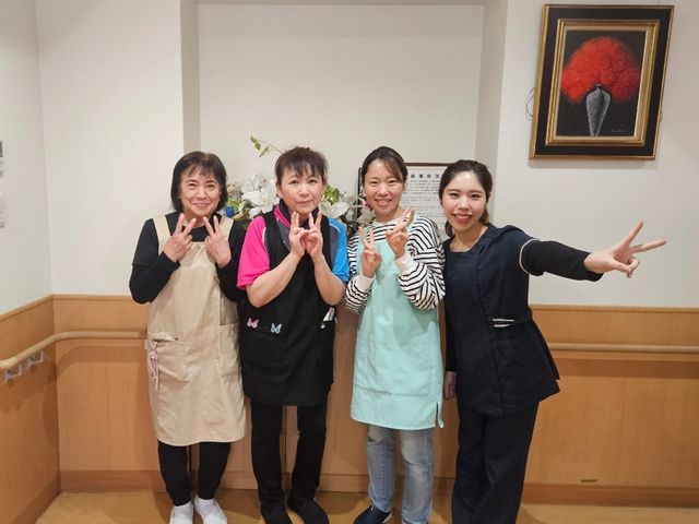 笑顔あふれるスタッフイメージ スタッフイメージ 明るく朗らかな表情のスタッフがお出迎え。温かい雰囲気の中で、ごゆっくりとお過ごしいただけます。