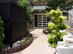 木々に囲まれたエントランス