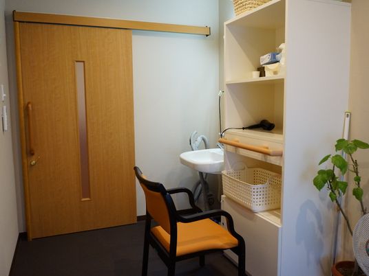 施設の写真 バリアフリーの施設内は、ドアも開けやすい引き戸になっている。ドアの内側には手洗い場や棚が設置されている。