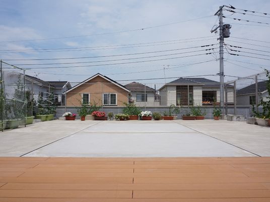 中庭に花が並んでいる