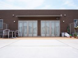 茶色の壁の建物のテラス