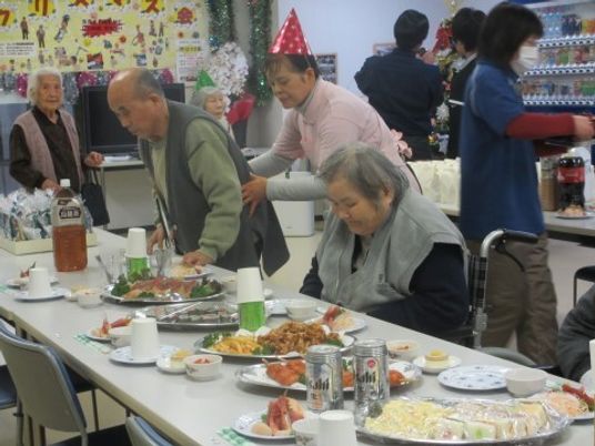 盛り付けられた料理と人々