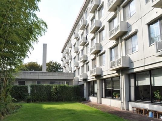 緑に囲まれた建物の外観