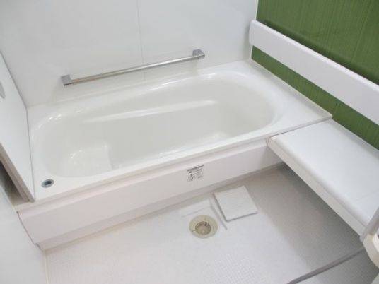 バリアフリー設計の浴室