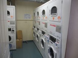 洗濯機並ぶ洗濯室