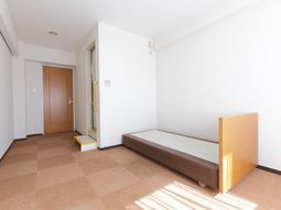 明るい室内とベッド