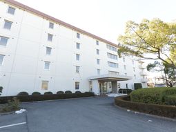 新緑輝く施設の外観