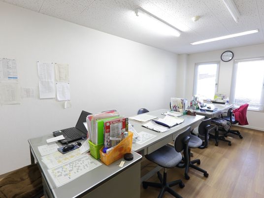 事務室のデスクと椅子