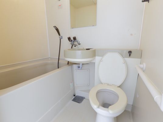 バリアフリー設計の浴室