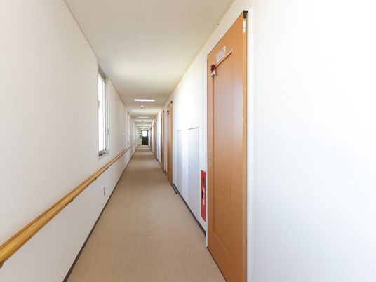 清潔な施設の廊下